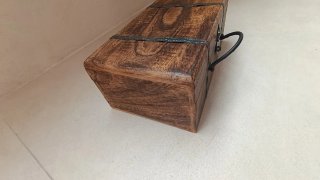 Caja estilo maleta de madera y metal