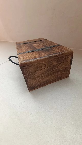 Caja estilo maleta de madera y metal