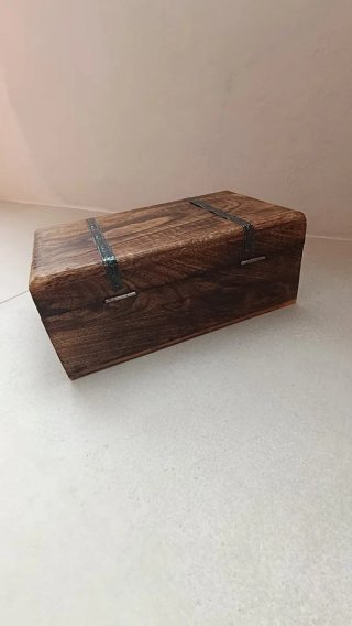 Caja estilo maleta de madera y metal