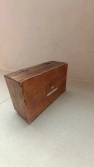 Caja estilo maleta de madera y metal