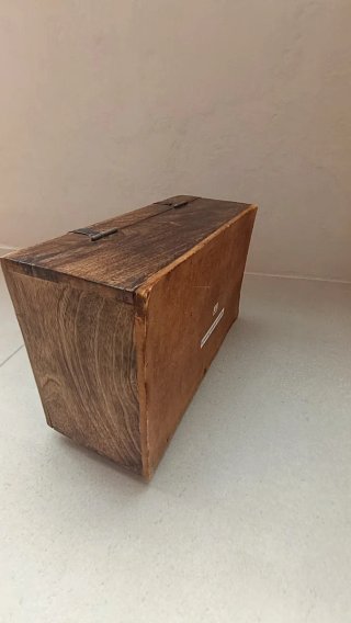 Caja estilo maleta de madera y metal