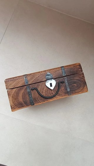 Caja estilo maleta de madera y metal