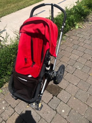 Carrito de bebé rojo