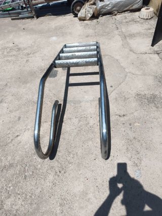 Escalera de piscina metálica