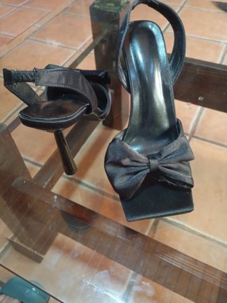 Zapatos de tacón negros con lazo