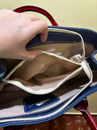 Bolso de mano de cuero azul y rojo.