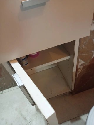 Mueble de baño beige y marrón