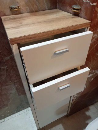 Mueble de baño beige y marrón