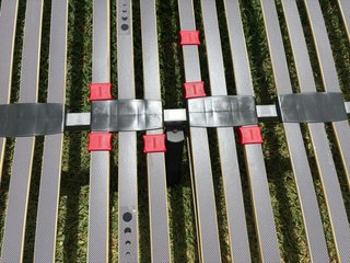 Somier metálico gris con detalles rojos