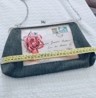Borsetta con decorazione rosa e catena
