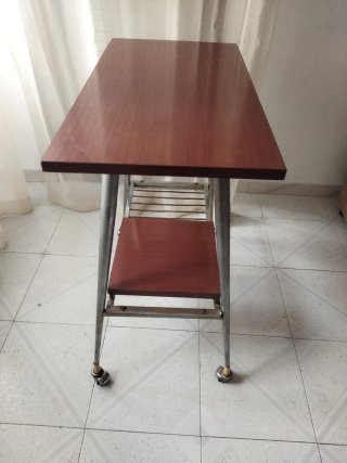 Mesa auxiliar vintage con ruedas