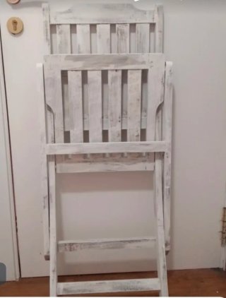 Silla plegable madera blanca, pintada estilo vinta