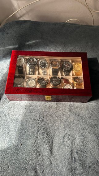 Scatola elegante per orologi in legno laccato di lusso