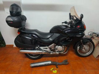 Honda NT 650 Deauville Negra