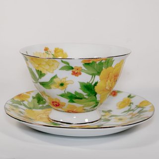 Taza flores de porcelana con platillos