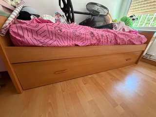 Cama doble de madera y tela