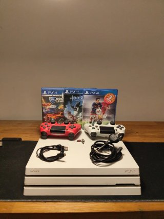 PS4 Pro 1TB + 3 Giochi + 2 Controller