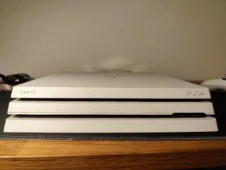 PS4 Pro 1TB + 3 Giochi + 2 Controller
