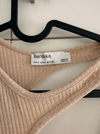 Vestido midi Bershka camel asimétrico.