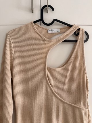 Vestido midi Bershka camel asimétrico.