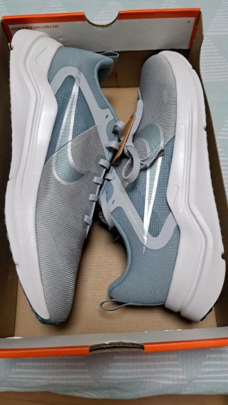 Nike Gris y Verde Agua