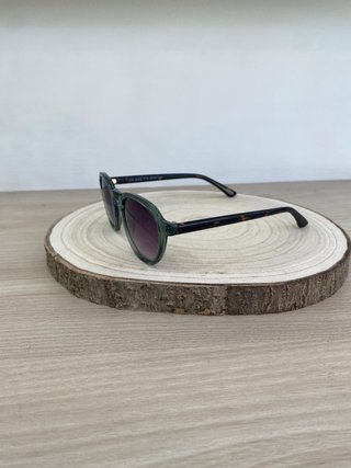 Gafas de sol verdes y marrones