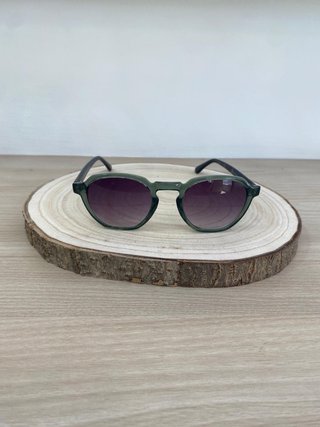 Gafas de sol verdes y marrones