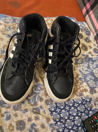 Sapatilhas Adidas Pretas e Brancas