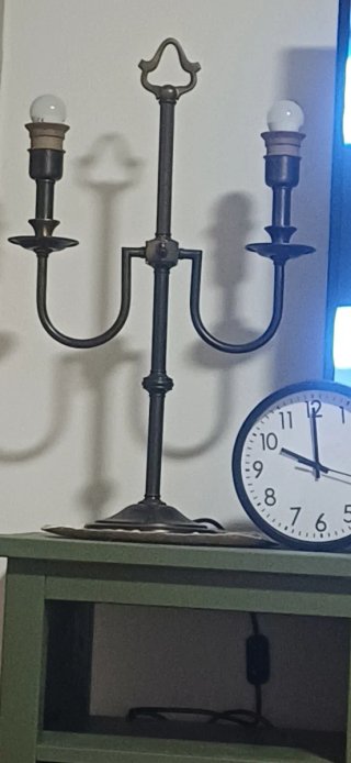 Elegante candelabro de hierro.