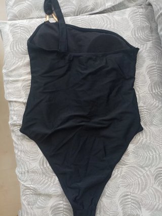 Bañador negro asimétrico con detalle dorado