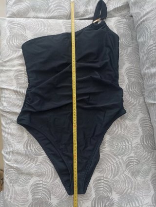 Bañador negro asimétrico con detalle dorado