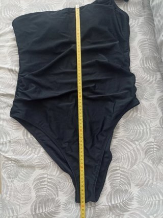 Bañador negro asimétrico con detalle dorado