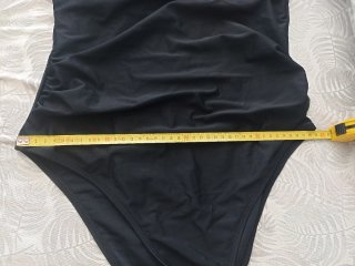 Bañador negro asimétrico con detalle dorado