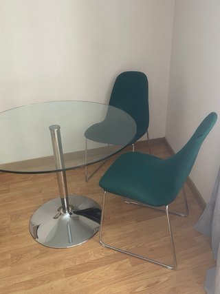 Mesa cristal redonda y 2 sillas