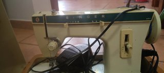 Máquina de coser Singer 257 con maletín