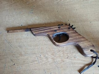 Pistola giocattolo in legno spara elastici