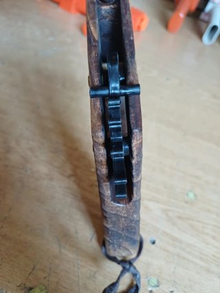 Pistola giocattolo in legno spara elastici