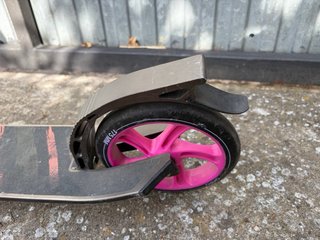 Patinete Oxelo rosa y negro