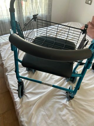 Andador con asiento y cesta
