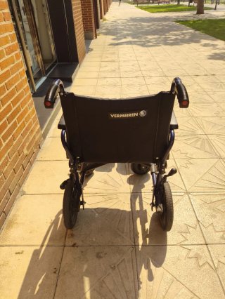 Silla de ruedas ancha plegable