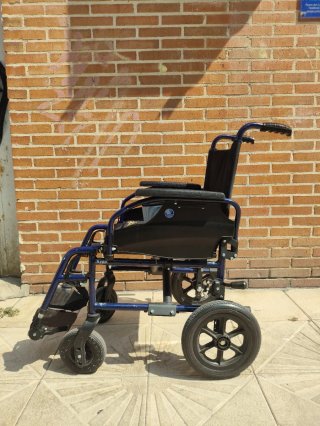 Silla de ruedas ancha plegable