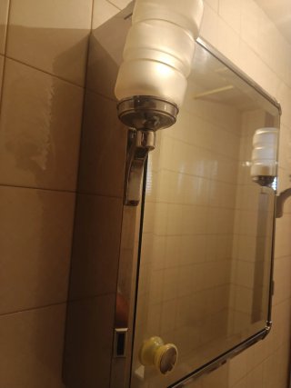 Espejo de baño plateado y transparente