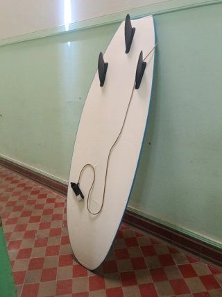 Tabla de surf azul con quillas