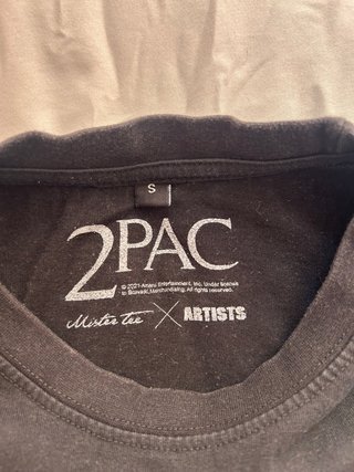 Camiseta 2PAC Negra con Letras