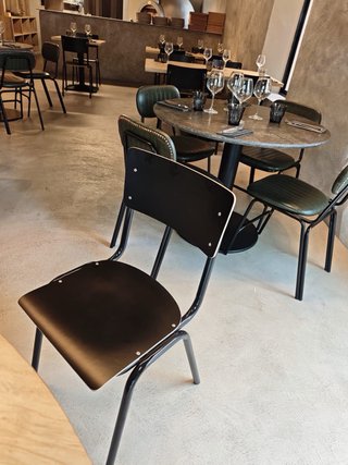 Silla escolar negra metal y madera