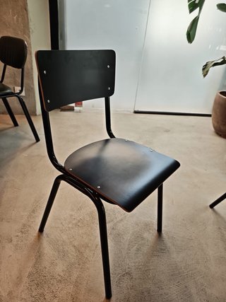 Silla escolar negra metal y madera