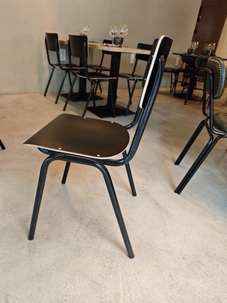 Silla escolar negra metal y madera