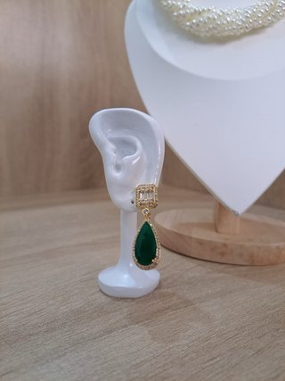 Pendientes largos dorados con piedra negra