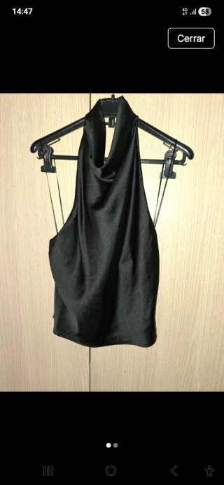 Top negro satinado halter