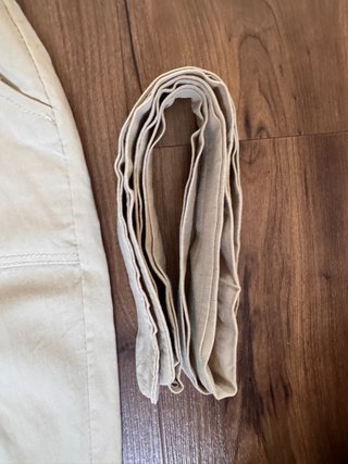 Mono beige con cremallera y bolsillos